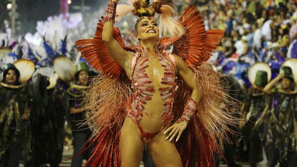 Участница Juliana Paes из школы Grande Rio Samba на карнавале в Рио-де-Жанейро, Бразилия - Sputnik Латвия