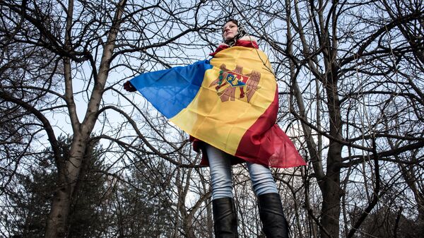 Участница акции протеста оппозиции в Кишиневе в национальном флаге Молдовы - Sputnik Латвия