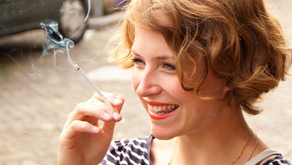 Девушка с сигаретой - Sputnik Латвия