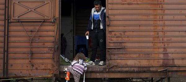 Беженцы в вагоне поезда Беженцы в вагоне поезда - Sputnik Latvija