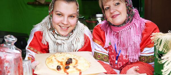 Блины с вареньем из сосновых шишек, приготовленные на масленичной ярмарке в Москве - Sputnik Латвия