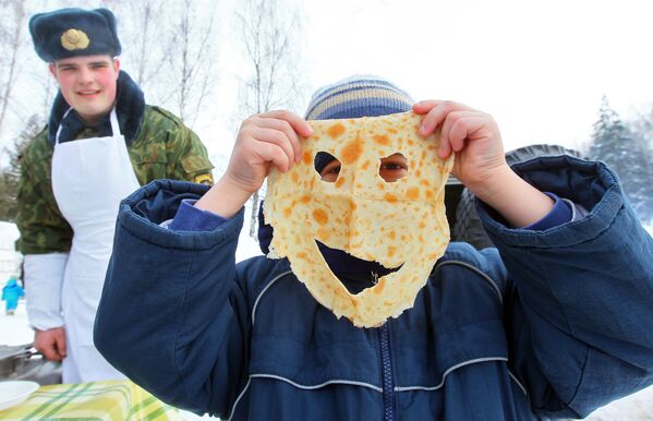 Военнослужащие угощают блинами детей во время празднования Масленицы - Sputnik Латвия