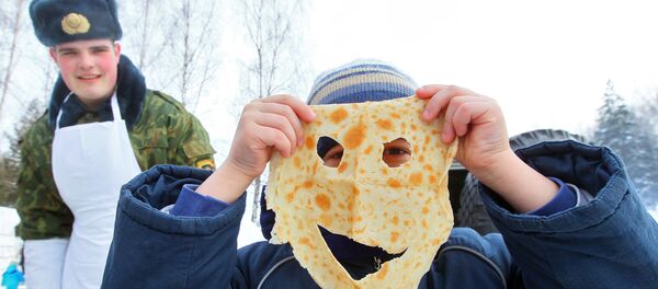 Военнослужащие угощают блинами детей во время празднования Масленицы - Sputnik Латвия