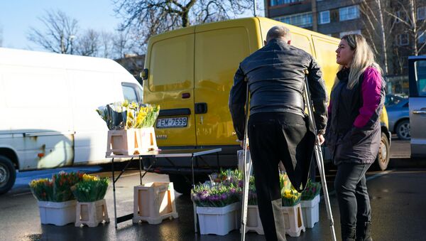 Мужчина с инвалидностью на цветочном рынке в Риге - Sputnik Латвия