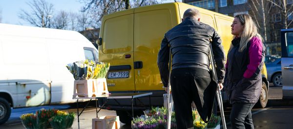 Мужчина с инвалидностью на цветочном рынке в Риге Мужчина с инвалидностью на цветочном рынке в Риге - Sputnik Латвия