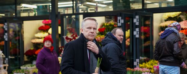 Глава Банка Латвии Илмарс Римшевичс с букетом - Sputnik Латвия