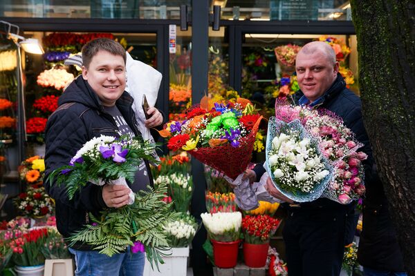 Rīdzinieki ar ziedu pušķiem  - Sputnik Latvija