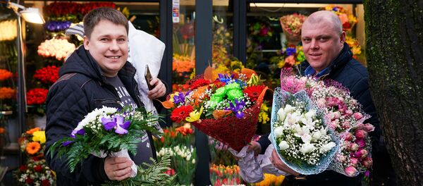 Рижане с букетами - Sputnik Latvija