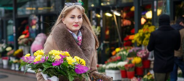 Рижанка с букетом 8 марта - Sputnik Латвия