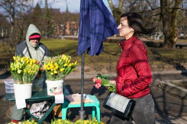 Rīdziniece ar ziedu pušķi - Sputnik Latvija
