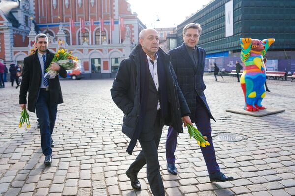Nils Ušakovs un Oļegs Burovs Rātslaukumā
Rīgas mērs Nils Ušakovs (labajā pusē) un vicemērs Oļegs Burovs (centrā) Rātslaukumā 8. martā. - Sputnik Latvija
