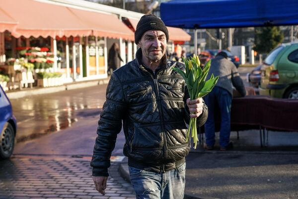 Rīdzinieks ar ziedu pušķi - Sputnik Latvija