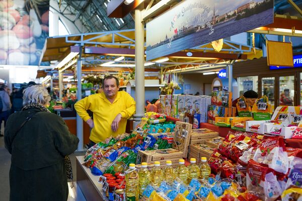 С любовью из Санкт-Петербурга: Рижский рынок представляет российские продукты С любовью из Санкт-Петербурга: Рижский рынок представляет российские продукты - Sputnik Латвия
