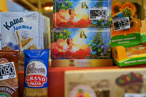 С любовью из Санкт-Петербурга: Рижский рынок представляет российские продукты С любовью из Санкт-Петербурга: Рижский рынок представляет российские продукты - Sputnik Латвия