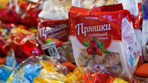 На Рижском рынке открылся прилавок с российскими товарами Из Санкт-Петербурга с любовью - Sputnik Латвия