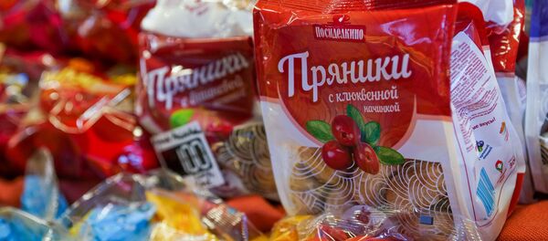 На Рижском рынке открылся прилавок с российскими товарами Из Санкт-Петербурга с любовью - Sputnik Латвия