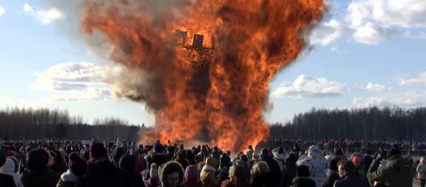 Под Калугой на Масленицу сожгли Бастилию - Sputnik Латвия