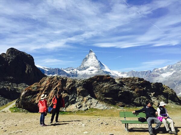 Туристы на фоне горы Маттерхорн в Пеннинских Альпах на границе Швейцарии и Италии - Sputnik Латвия
