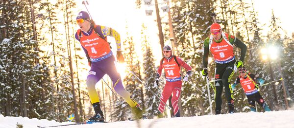 Слева направо: Дмитрий Пидручный (Украина), Андрей Расторгуев (Латвия), Арнд Пайффер (Германия), Кентен Фийон-Майе (Франция) на дистанции гонки преследования среди мужчин на чемпионате мира по биатлону в шведском Эстерсунде. - Sputnik Латвия