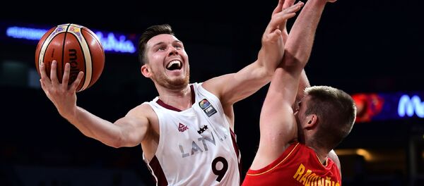 Латвийский баскетболист Дайрис Бертанс (слева) в матче чемпионата Европы против команды Черногории в Стамбуле - Sputnik Латвия
