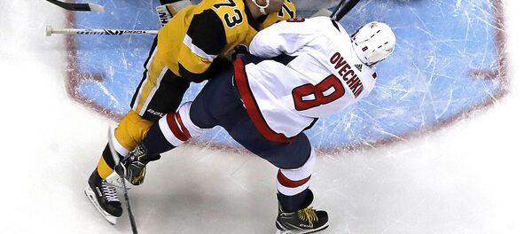 Россиянин Александр Овечкин в матче против Питтсбург Пингвинз, в котором он набрал 1200-е очко в НХЛ - Sputnik Латвия