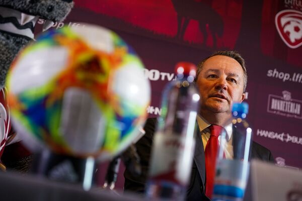 Тренер сборной Латвии по футболу сразу включил в список кандидатов 18-летнего дебютанта - Sputnik Латвия