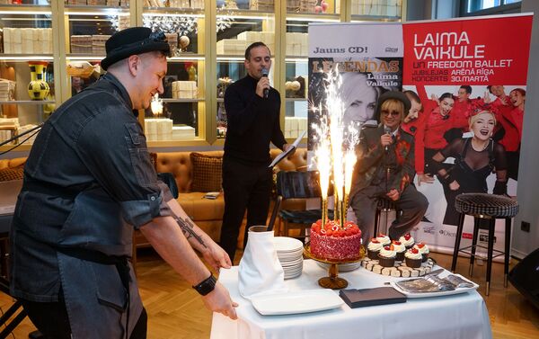 Праздничный торт от ресторана SNOB для гостей вечеринки-сюрприза в преддверии юбилея Лаймы Вайкуле - Sputnik Латвия