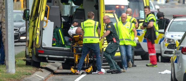 Эвакуация пострадавшего от стрельбы в мечети в Новой Зеландии Эвакуация пострадавшего от стрельбы в мечети в Новой Зеландии - Sputnik Latvija