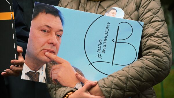 Плакат с портретом руководителя портала РИА Новости – Украина Кирилла Вышинского - Sputnik Латвия