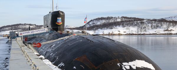 Атомная подводная лодка К-535 Юрий Долгорукий на причале в Гаджиево Атомная подводная лодка К-535 Юрий Долгорукий на причале в Гаджиево - Sputnik Latvija