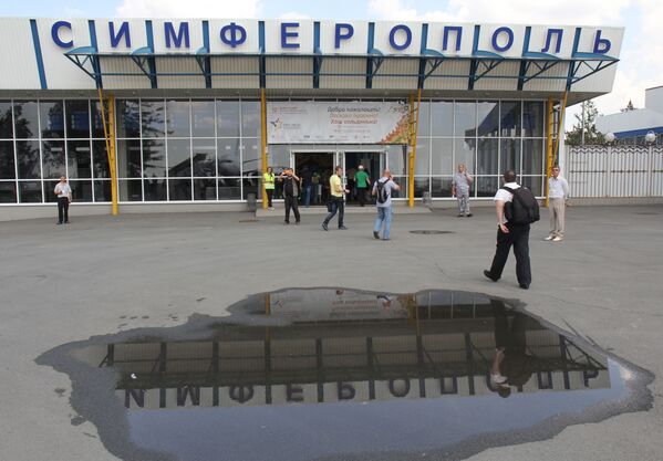 Пассажиры возле входа в здание аэропорта в Симферополе - Sputnik Latvija
