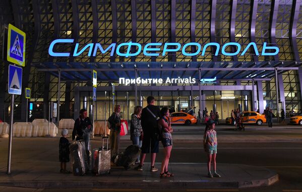 Пассажиры у здания терминала Крымская волна международного аэропорта Симферополь - Sputnik Latvija