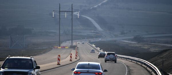 Автомобильное движение на участке трассы Таврида в Крыму Автомобильное движение на участке трассы Таврида в Крыму - Sputnik Latvija