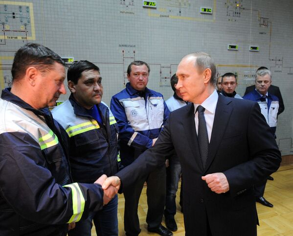 Президент России Владимир Путин во время запуска первой очереди энергомоста в Крым в ходе посещения компании Крымэнерго в Симферополе - Sputnik Latvija