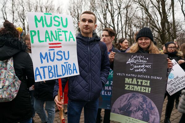 Меняйте политиков, а не климат: латвийцы вышли на марш в центре Риги - Sputnik Латвия