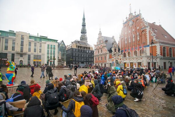 Меняйте политиков, а не климат: латвийцы вышли на марш в центре Риги - Sputnik Латвия