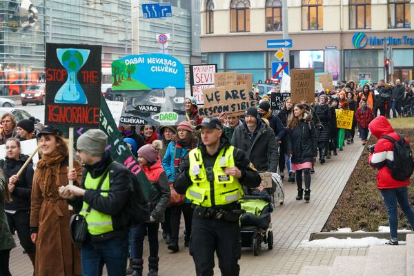 Меняйте политиков, а не климат: латвийцы вышли на марш в центре Риги - Sputnik Латвия