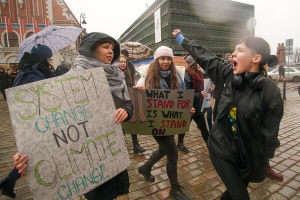 Меняйте политиков, а не климат: латвийцы вышли на марш в центре Риги - Sputnik Латвия