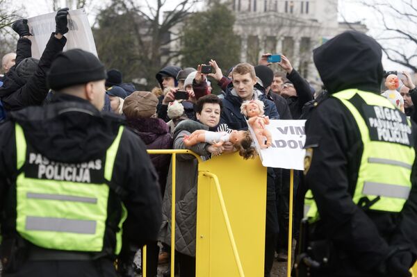 Отвели под конвоем: антинацистов не пустили к Свободе - Sputnik Латвия