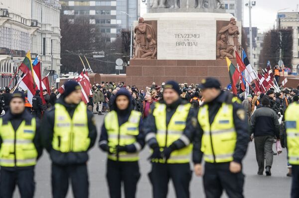 Отвели под конвоем: антинацистов не пустили к Свободе - Sputnik Латвия