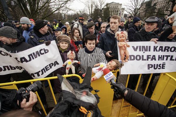 Старая Рига вся в свастике: марш проигравших и позор Европы - Sputnik Латвия