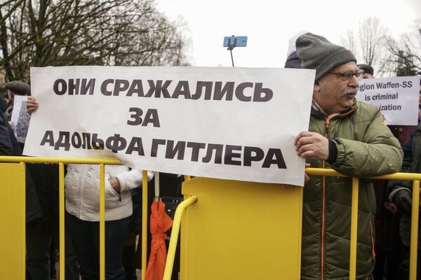 День раздора: шествующих все меньше, полиции больше - Sputnik Латвия