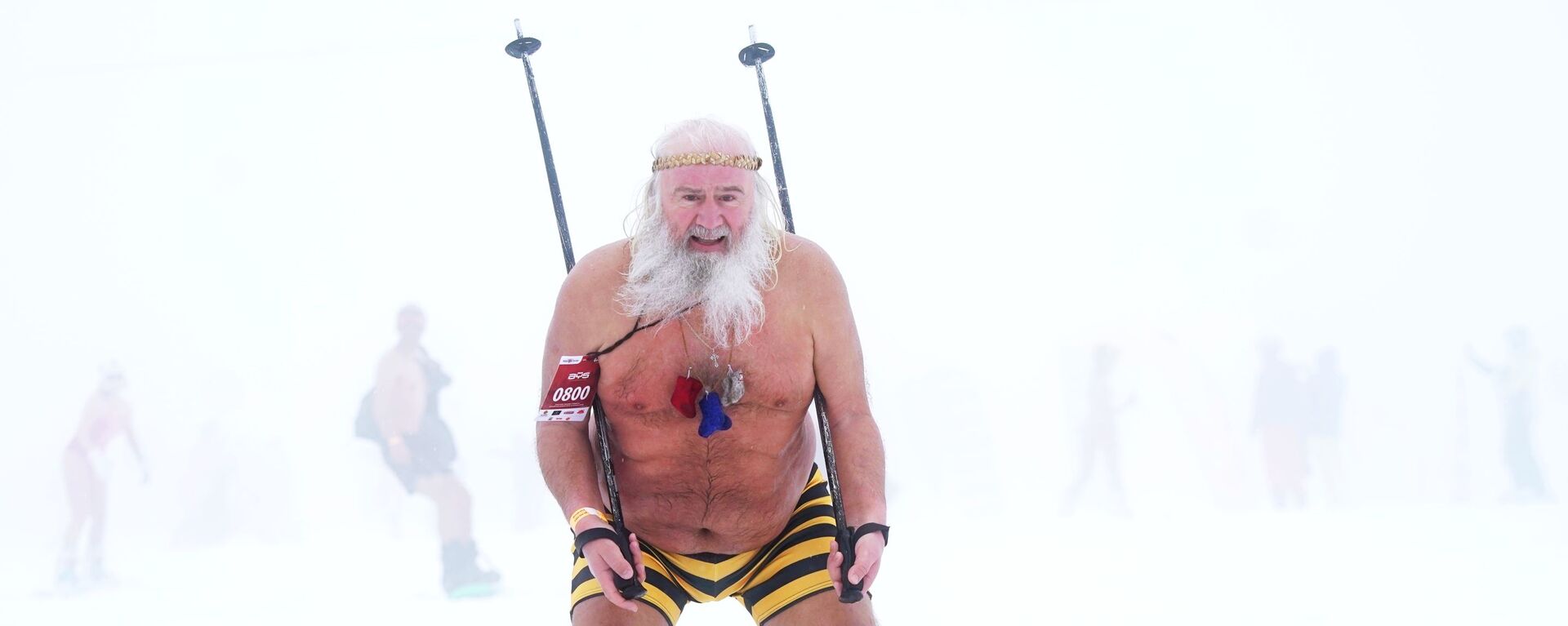 Участник высокогорного карнавала BoogelWoogel-2019 во время массового спуска с горы в купальниках на горнолыжном курорте Роза Хутор в Сочи - Sputnik Латвия, 1920, 17.02.2021