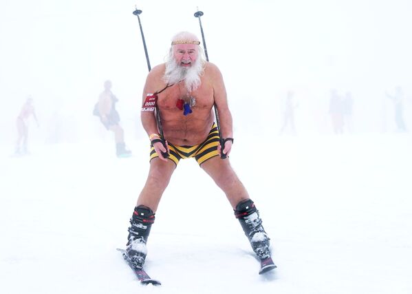 Участник высокогорного карнавала BoogelWoogel-2019 во время массового спуска с горы в купальниках на горнолыжном курорте Роза Хутор в Сочи - Sputnik Латвия