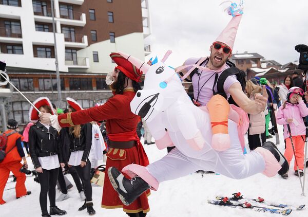 Участники высокогорного карнавала BoogelWoogel-2019 после спуска с горы в карнавальных костюмах на горнолыжном курорте Роза Хутор в Сочи - Sputnik Латвия