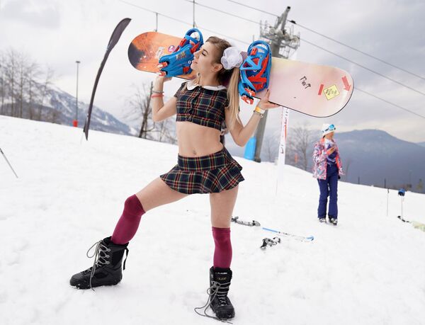 Участница высокогорного карнавала BoogelWoogel-2019 во время спуска с горы в карнавальных костюмах на горнолыжном курорте Роза Хутор в Сочи - Sputnik Латвия