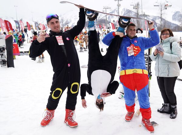 Участники высокогорного карнавала BoogelWoogel-2019 после спуска с горы в карнавальных костюмах на горнолыжном курорте Роза Хутор в Сочи - Sputnik Латвия