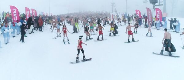 В бикини на лыжах: фестиваль BoogelWoogel - видео В бикини на лыжах: фестиваль BoogelWoogel - видео - Sputnik Латвия