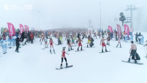 В бикини на лыжах: фестиваль BoogelWoogel - видео - Sputnik Latvija