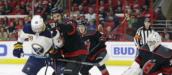 Латвиец Земгус Гиргенсонс (слева) в матче против Каролина Харриканс 16 марта 2019 года - Sputnik Латвия